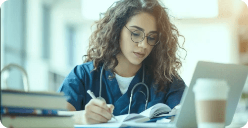Médica estudando com notebook e livros
