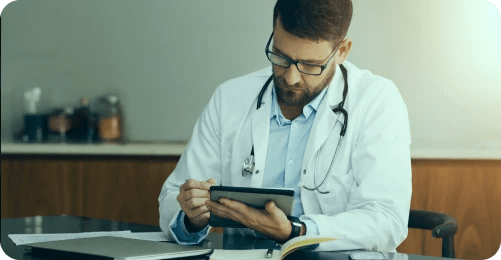 Médico estudando no consultório